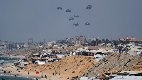 Chan Junis: Humanitäre Hilfe wird über Gaza-Stadt im Gaza-Streifen abgeworfen und schwebt an Fallschirmen zu Boden. 