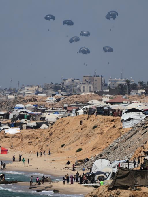 Chan Junis: Humanitäre Hilfe wird über Gaza-Stadt abgeworfen und schwebt an Fallschirmen zu Boden. 