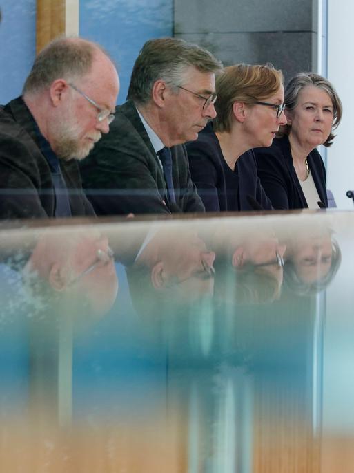 Vorstellung des Friedensgutachtens 2024 in der Bundespressekonferenz: Im Bild v.l. Prof. Dr. Conrad Schetter, Prof. Dr. Tobias Diebel, Prof. Dr. Christopher Daase, und Prof. Dr. Ursula Schröder.