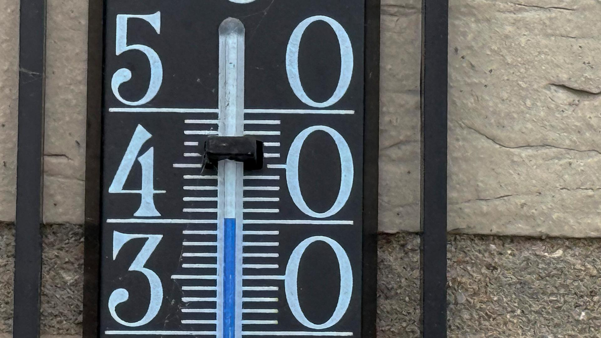 Ein Thermometer an einer Hauswand in Hamburg zeigt die Temperatur von 40 Grad Celsius an.