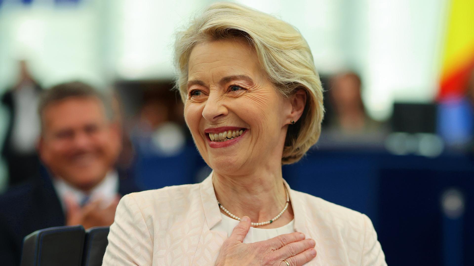 Straßburg: Ursula von der Leyen (CDU), amtierende Präsidentin der Europäischen Kommission, reagiert nach der Auszählung der Stimmen im Plenarsaal des Europäischen Parlaments. Sie hat die rechte Hand auf die Brust gelegt.
