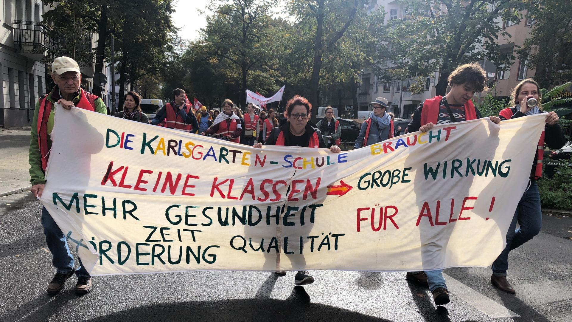 Lehrer demonstrieren in Berlin-Neukölln im Zuge des Warnstreiks der GEW an Berliner Schulen.
