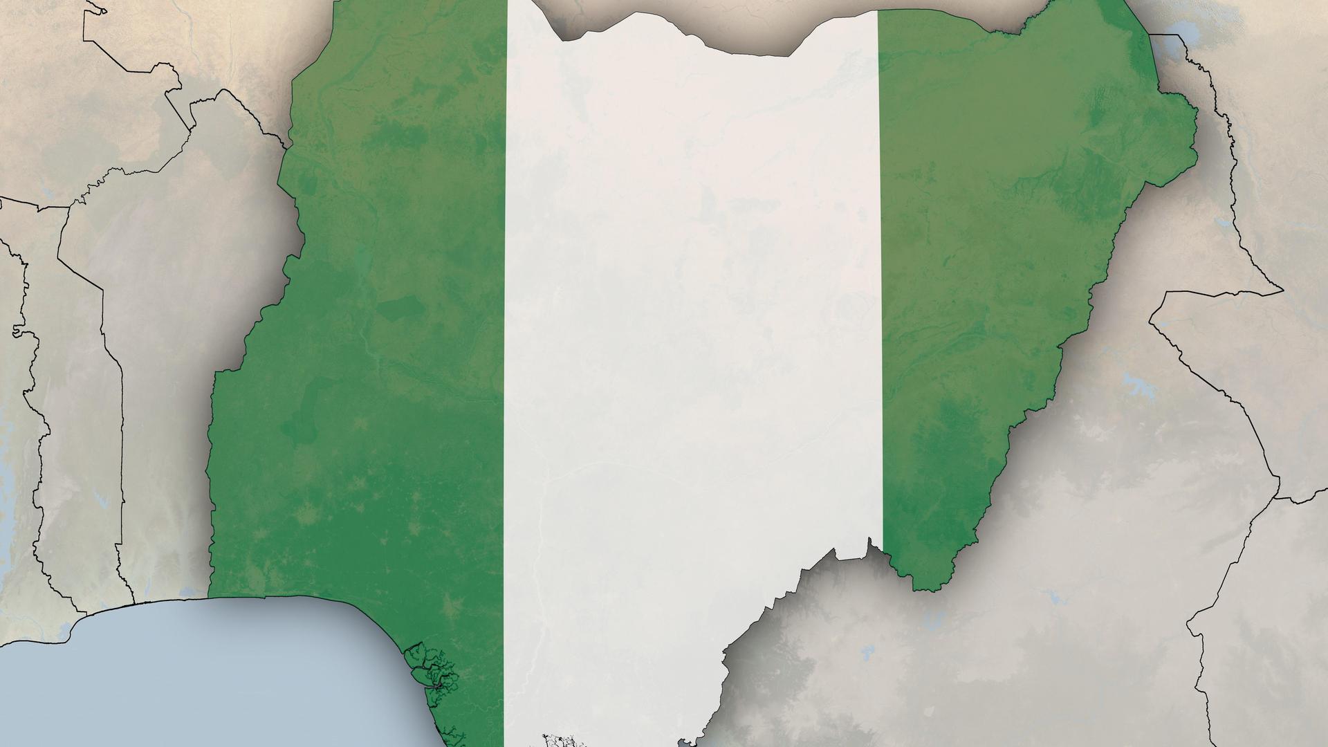 Abgebildet ist eine Karte Nigerias, überlagert mit der nationalen Flagge des afrikanischen Staates.