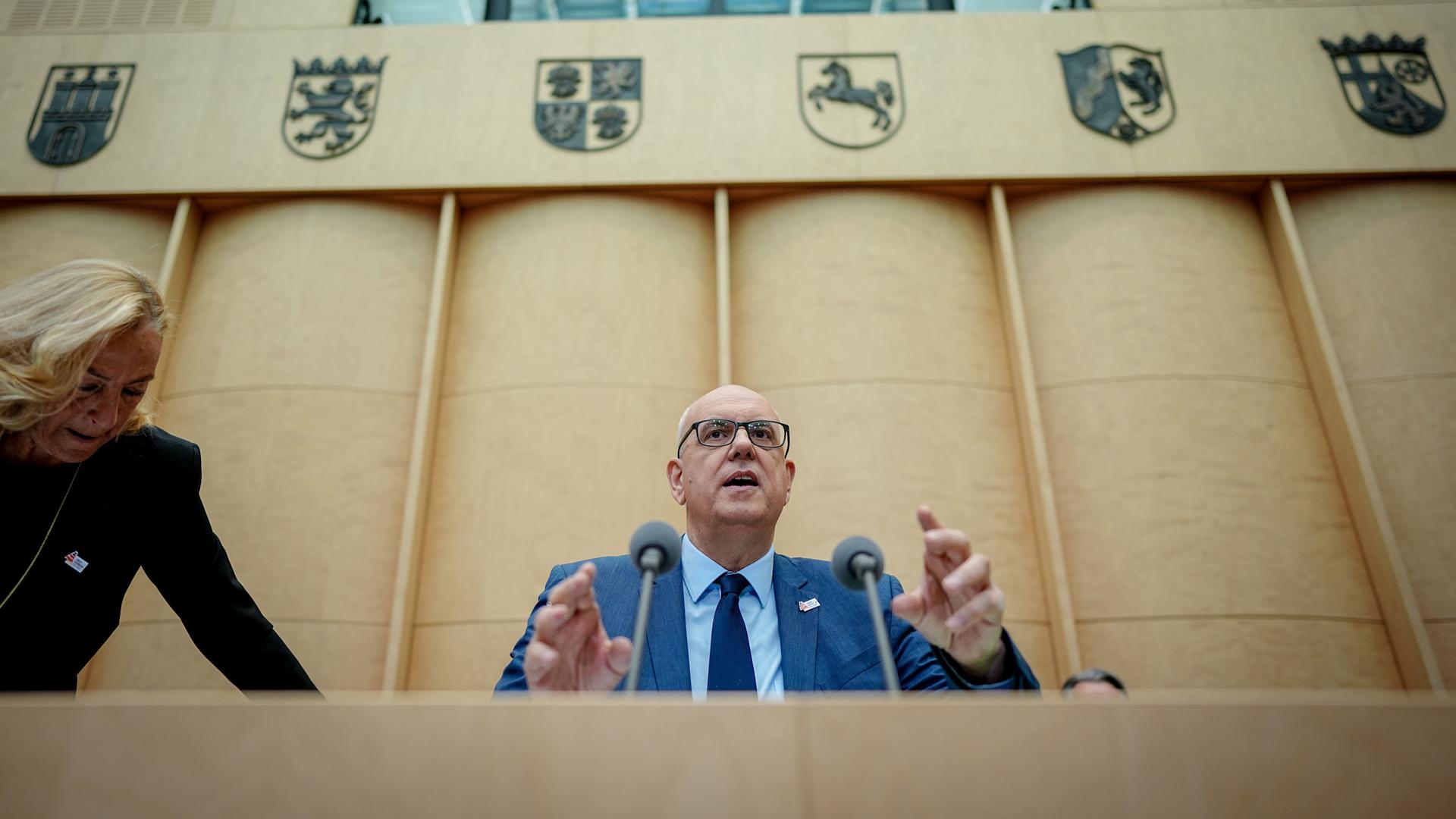 Andreas Bovenschulte (SPD), Bürgermeister von Bremen und Präsident des Bundesrats, nimmt an der Sitzung des Bundesrats teil.