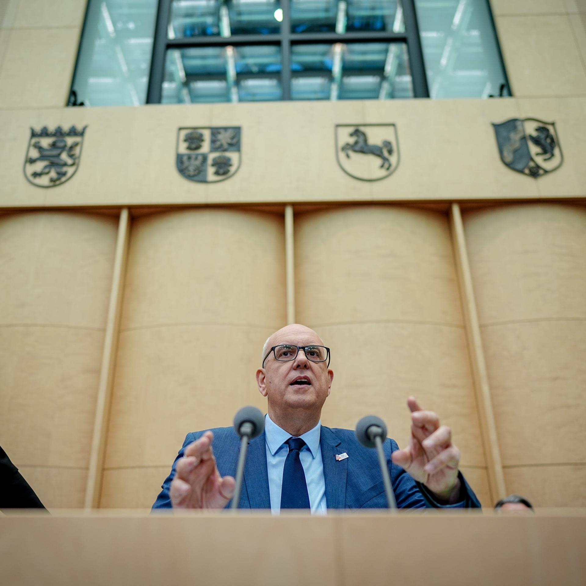 Andreas Bovenschulte (SPD), Bürgermeister von Bremen und Präsident des Bundesrats, nimmt an der Sitzung des Bundesrats teil.