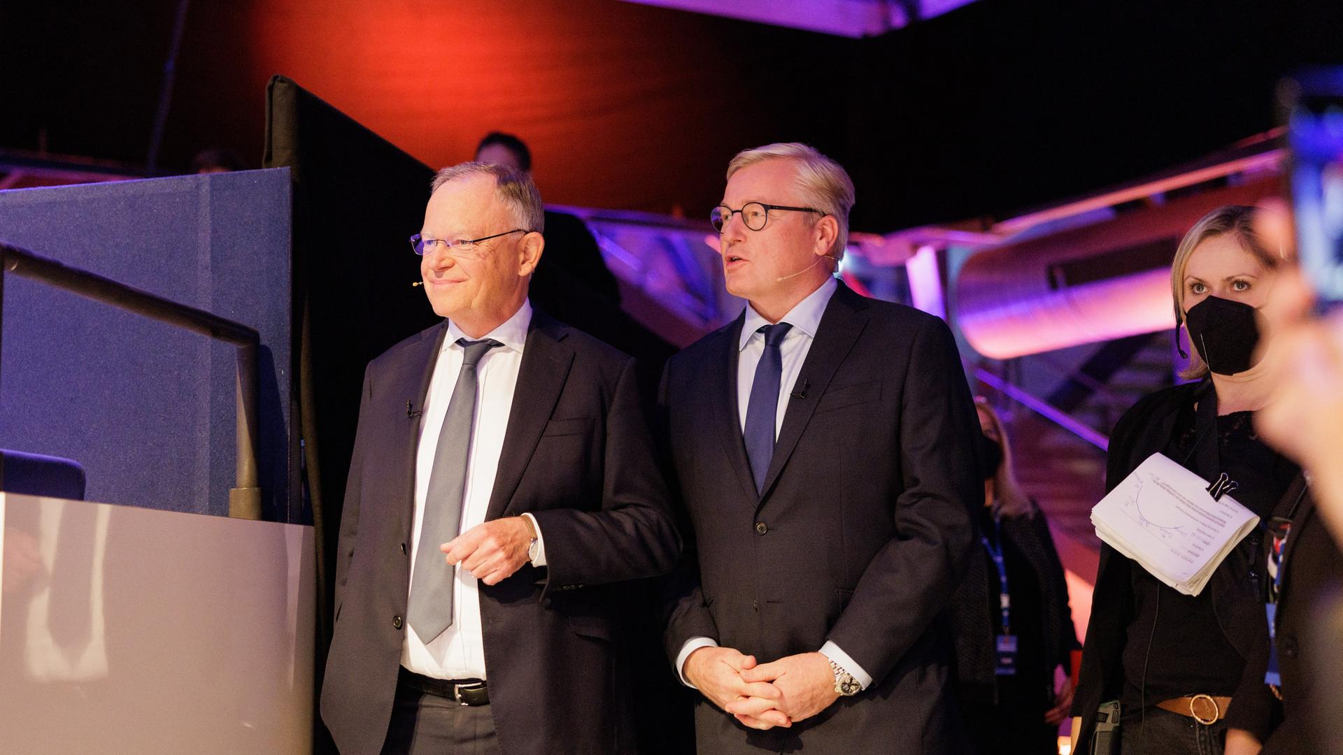 Niedersachsens Ministerpräsident Stephan Weil (SPD, l) und Niedersachsens Wirtschaftsminister Bernd Althusmann (CDU) stehen vor Beginn des TV-Duell zur Landtagswahl in Niedersachsen im NDR Studio in der Halle 39 in Hildesheim. Niedersachsens Ministerpräsident Stephan Weil (SPD, l) und Niedersachsens Wirtschaftsminister Bernd Althusmann (CDU) stehen vor Beginn des TV-Duell zur Landtagswahl in Niedersachsen im NDR Studio in der Halle 39 in Hildesheim.