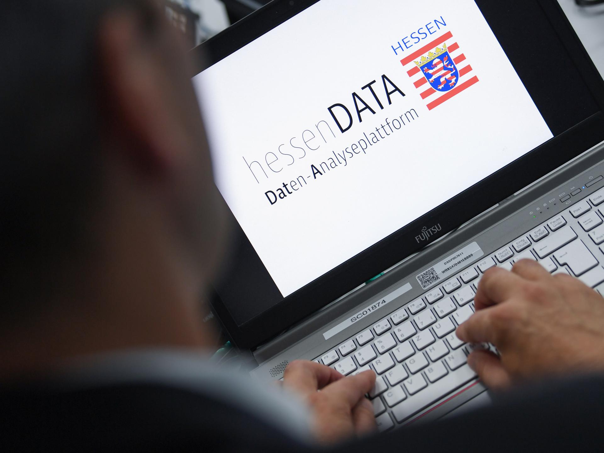 Illustration: Logo von hessenDATA auf einem Laptop-Bildschirm - Daten-Analyseplattform der hessischen Polizei.