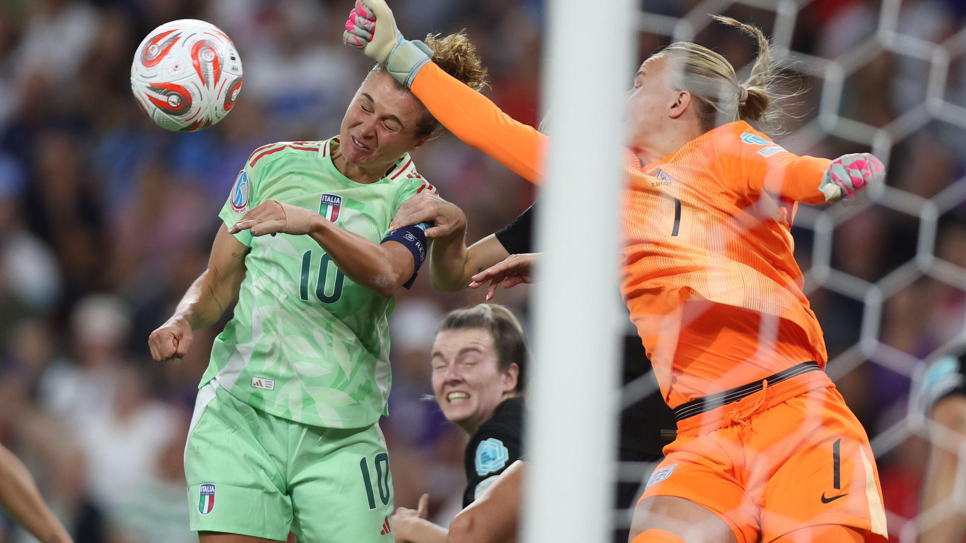 Die italienische Spielerin Cristiana Girelli und Englands Torfrau Hannah Hampton beim Halbfinale der Fußball-EM der Frauen im schweizerischen Genf