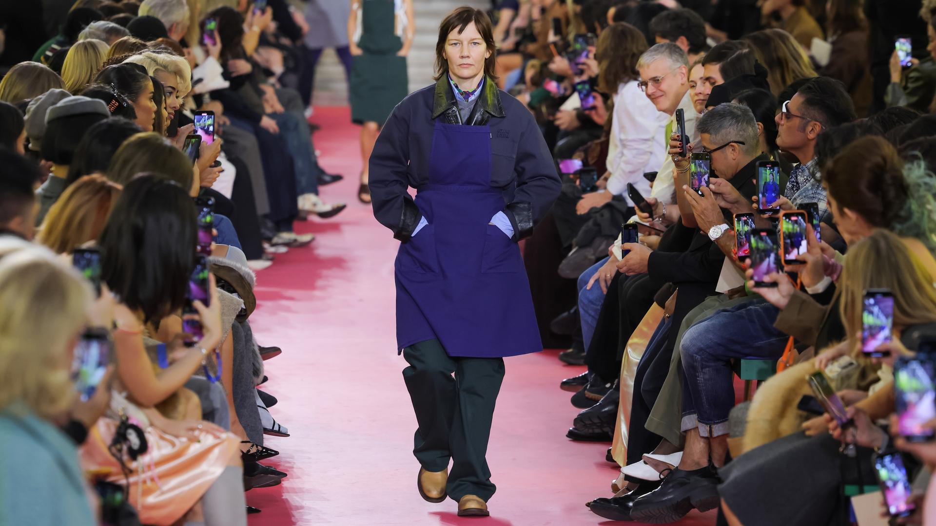 Sandra Hüller läuft während der Miu Miu Womenswear Spring/Summer 2026 Show im Rahmen der Paris Fashion Week am 6. Oktober 2025 über den Laufsteg in Paris, Frankreich.