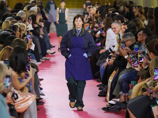 Sandra Hüller läuft während der Miu Miu Womenswear Spring/Summer 2026 Show im Rahmen der Paris Fashion Week am 6. Oktober 2025 über den Laufsteg in Paris, Frankreich.