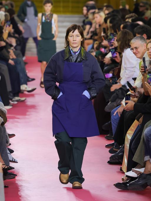 Sandra Hüller läuft während der Miu Miu Womenswear Spring/Summer 2026 Show im Rahmen der Paris Fashion Week am 6. Oktober 2025 über den Laufsteg in Paris, Frankreich.