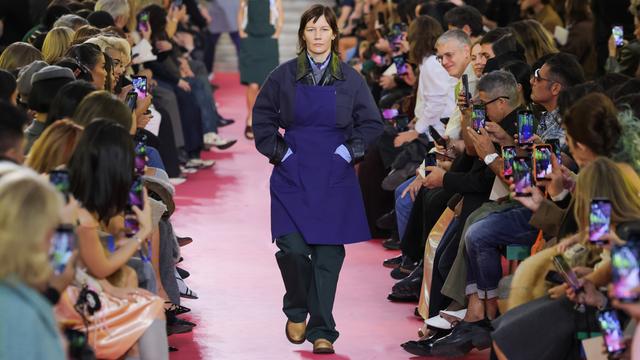 Sandra Hüller läuft während der Miu Miu Womenswear Spring/Summer 2026 Show im Rahmen der Paris Fashion Week am 6. Oktober 2025 über den Laufsteg in Paris, Frankreich.