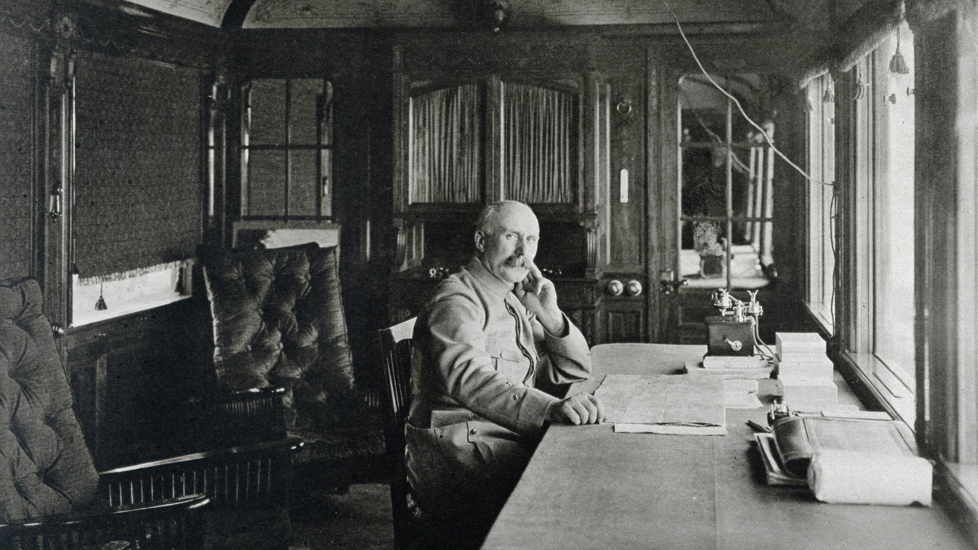 Der französische Marschall Philippe Pétain sitzt in einem Zugabteil im Herbst 1915. Der französische Marschall Philippe Pétain sitzt in einem Zugabteil im Herbst 1915.