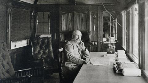 Der französische Marschall Philippe Pétain sitzt in einem Zugabteil im Herbst 1915. 
