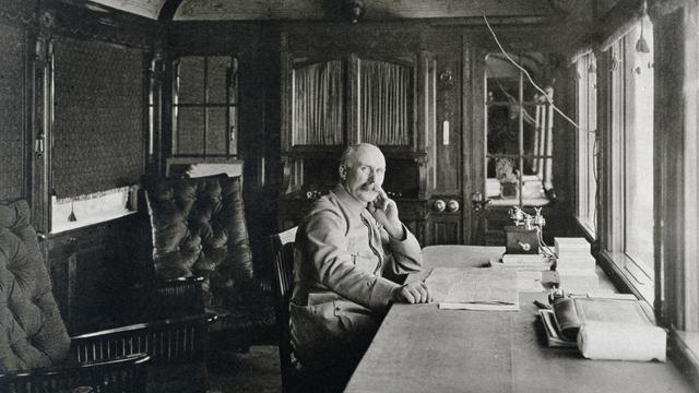 Der französische Marschall Philippe Pétain sitzt in einem Zugabteil im Herbst 1915. 
