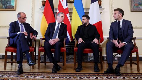 Friedrich Merz (l-r), Keir Starmer, Wolodymyr Selenskyj und Emmanuel Macron sitzen in der Downing Street 10 nebeneinander.