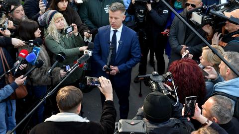 Der ungarische Politiker Péter Magyar spricht in Budapest in Mikrofone von Journalisten. 