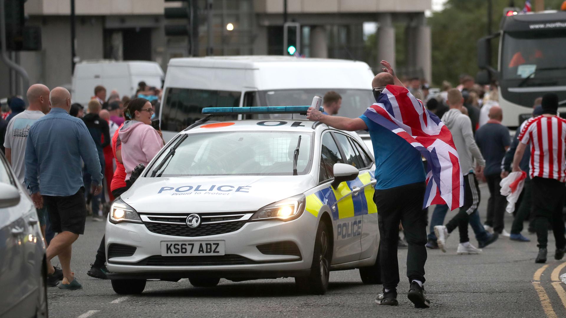 Menschen protestieren im Stadtzentrum von Sunderland.