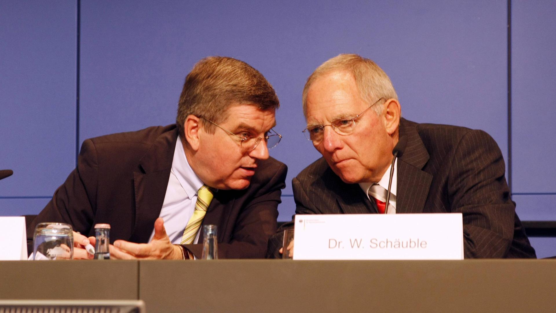 Der Präsident des Deutschen Olympischen Sportbunds, Thomas Bach (l.), und Bundesinnenminister Wolfgang Schäuble (CDU, r.)