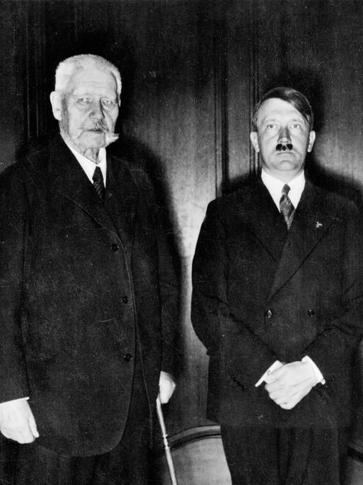 Generalfeldmarschall und Reichspräsident Paul von Hindenburg und Adolf Hitler nach dessen Ernennung zum Reichskanzler am 30. Januar 1933.
