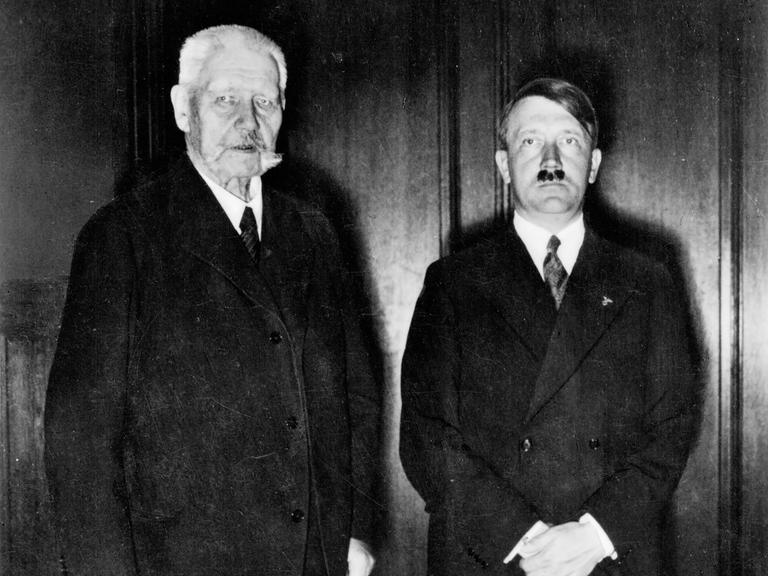 Generalfeldmarschall und Reichspräsident Paul von Hindenburg und Adolf Hitler nach dessen Ernennung zum Reichskanzler am 30. Januar 1933.