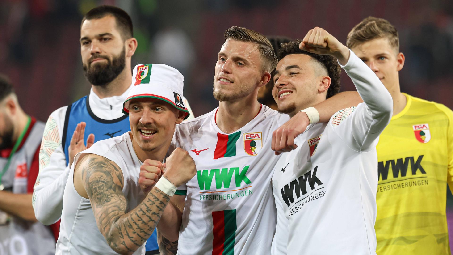 Die Spieler des FC Augsburg jubeln nach dem Sieg gegen Union Berlin.