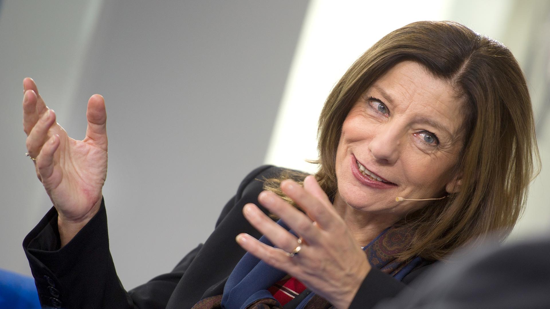 Ursula Krechel spricht auf der 64. Frankfurter Buchmesse und gestikuliert. 