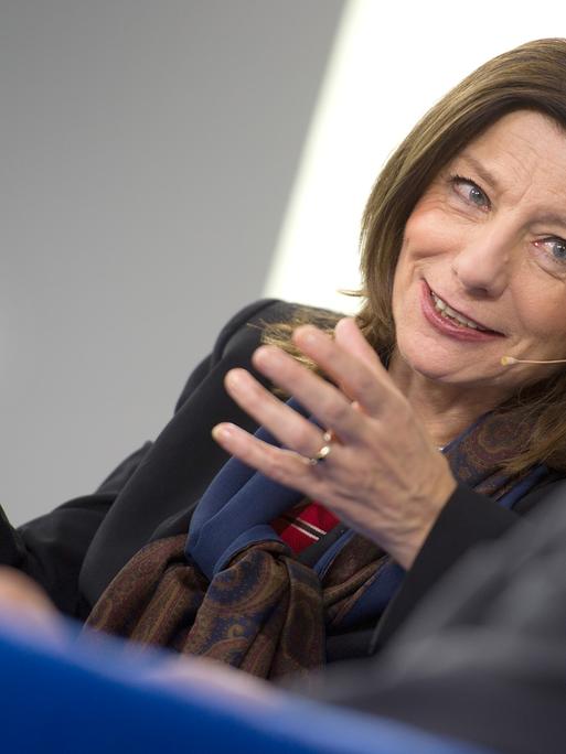 Ursula Krechel spricht auf der 64. Frankfurter Buchmesse und gestikuliert. 