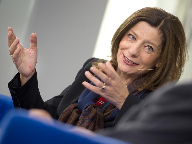 Ursula Krechel spricht auf der 64. Frankfurter Buchmesse und gestikuliert. 