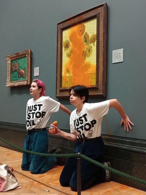 Zwei Klimaaktivistinnen schütten Tomatensuppe auf ein Van-Gogh-Gemälde in der National Gallery in London, 14. Oktober 2022.