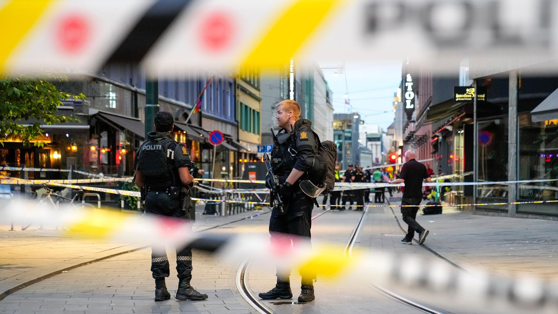 Polizisten haben nach einem Angriff auf einen Nachtclub in der norwegischen Hauptstadt Oslo die Straße abgesperrt. 
