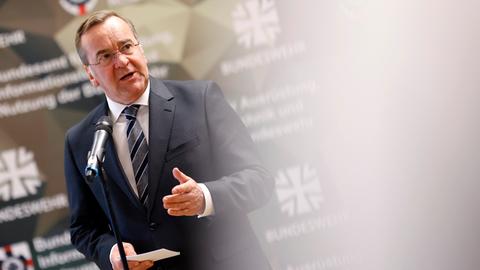 Bundesverteidigungsminister Boris Pistorius (SPD) bei seinem Besuch beim Bundesamt für Ausrüstung, Informationstechnik und Nutzung der Bundeswehr am Standort Koblenz am 23.02.2026