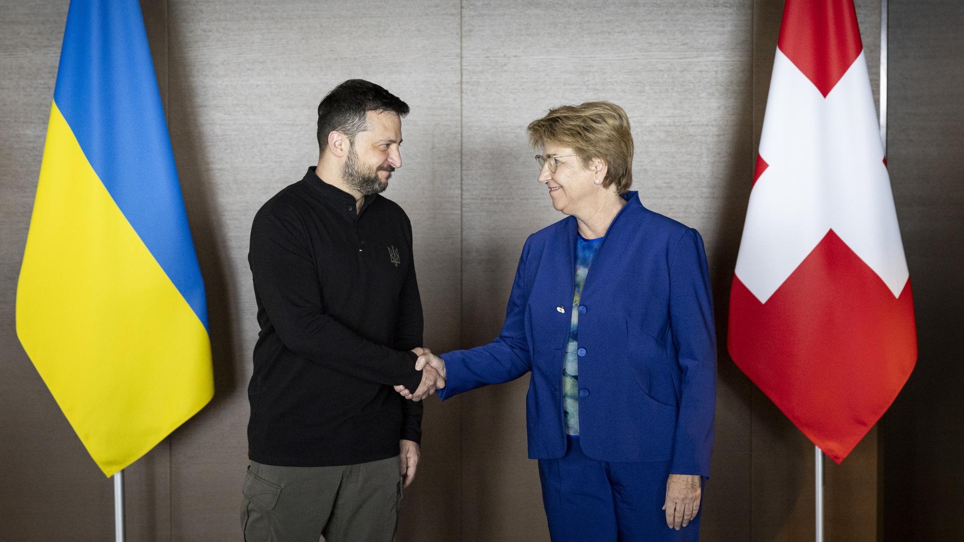 Der ukrainische Präsident Selenskyj und die Schweizer Bundespräsidentin Amherd schütteln sich die Hände vor Beginn der Ukraine-Konferenz in Stansstad. Der ukrainische Präsident Selenskyj und die Schweizer Bundespräsidentin Amherd schütteln sich die Hände vor Beginn der Ukraine-Konferenz in Stansstad.