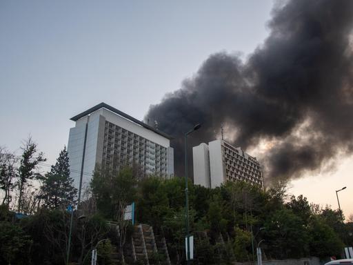 Nach einem israelischen Luftangriff am 16. Juni 2025 steigt Rauch aus den Trümmern eines Gebäudes der iranischen Staatsmedien in Teheran auf.
