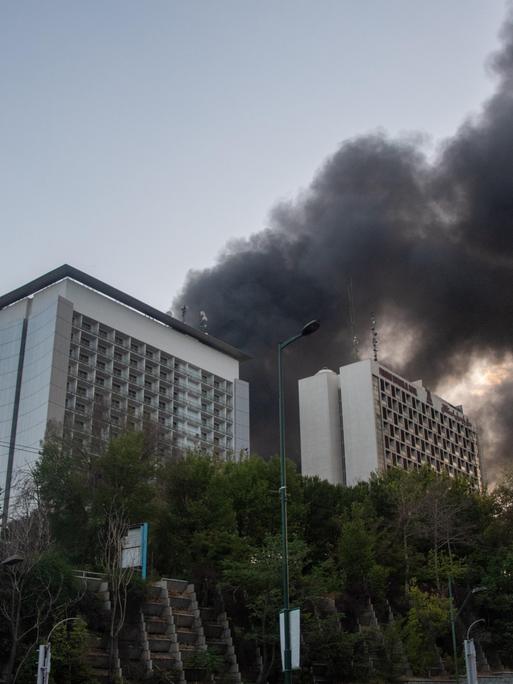 Nach einem israelischen Luftangriff am 16. Juni 2025 steigt Rauch aus den Trümmern eines Gebäudes der iranischen Staatsmedien in Teheran auf.