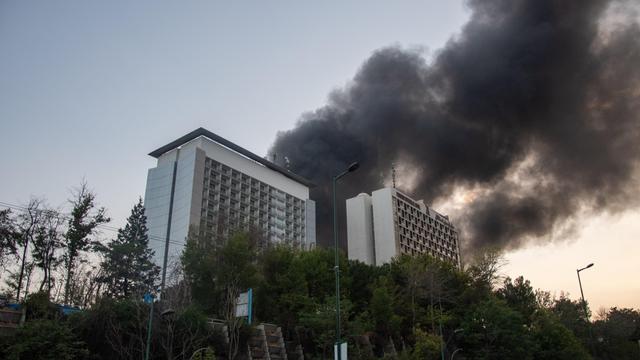 Nach einem israelischen Luftangriff am 16. Juni 2025 steigt Rauch aus den Trümmern eines Gebäudes der iranischen Staatsmedien in Teheran auf.
