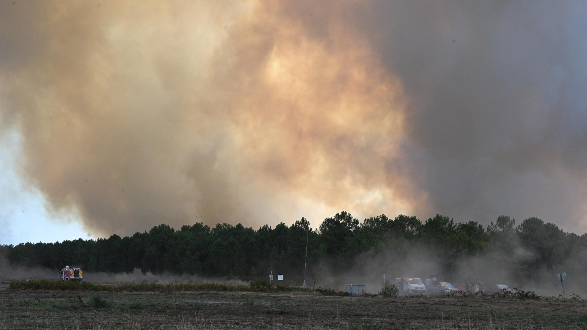 Frankreich: Rauch steigt während eines Waldbrandes in die Luft.