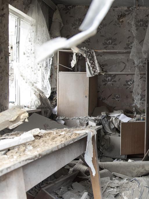 Ein zerstörtes Haus in der ukrainischen Stadt Butscha von innen. 