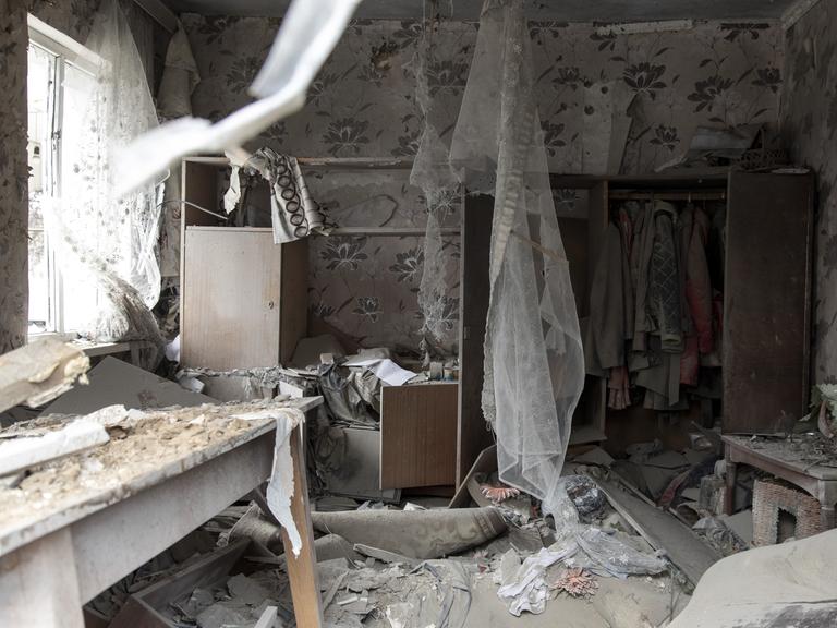 Ein zerstörtes Haus in der ukrainischen Stadt Butscha von innen. 