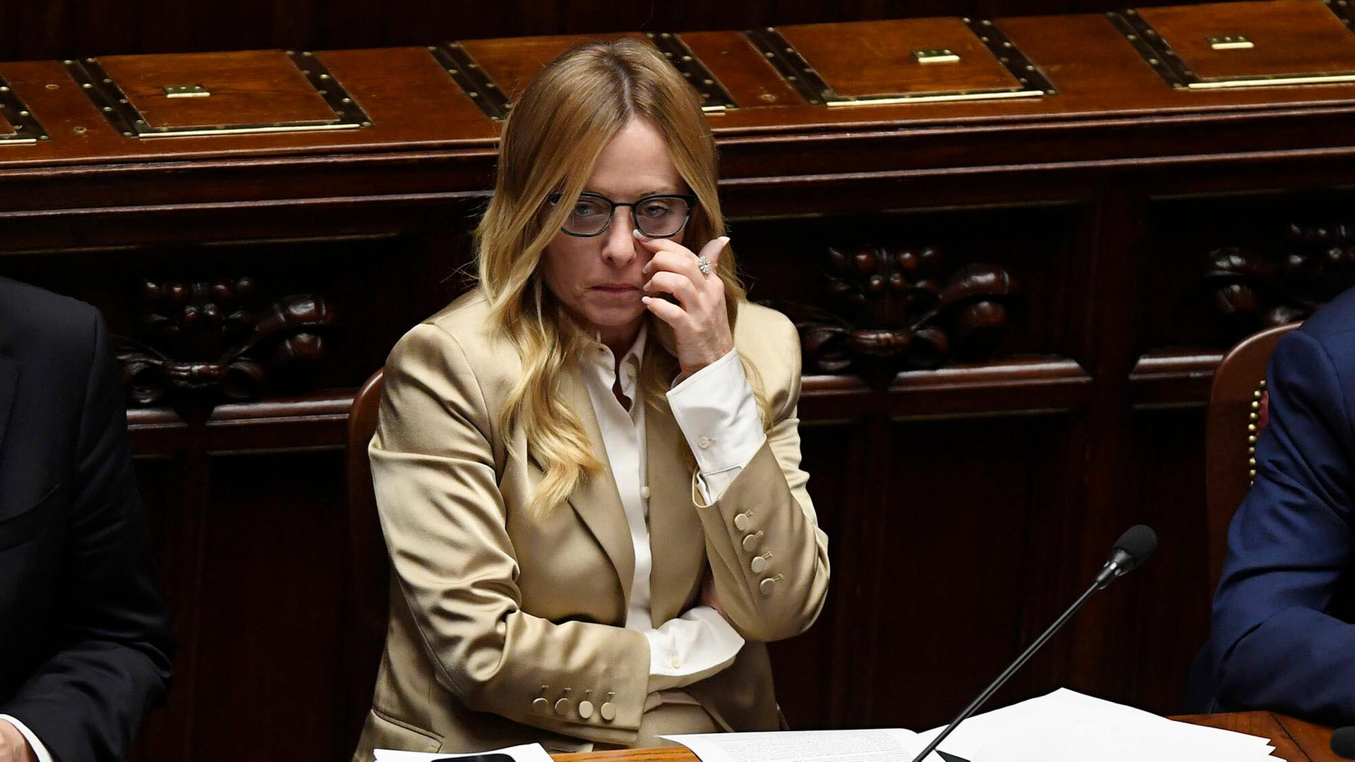 Italiens Ministerpräsidentin Giorgia Meloni sitzt im Parlament. Italiens Ministerpräsidentin Giorgia Meloni sitzt im Parlament.