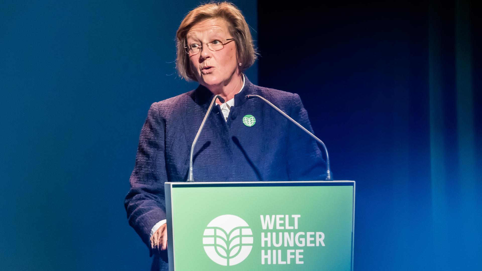 Marlehn Thieme, Präsidentin der Deutschen Welthungerhilfe, steht am Rednerpult und spricht bei einem Festakt. Marlehn Thieme, Präsidentin der Deutschen Welthungerhilfe, steht am Rednerpult und spricht bei einem Festakt.