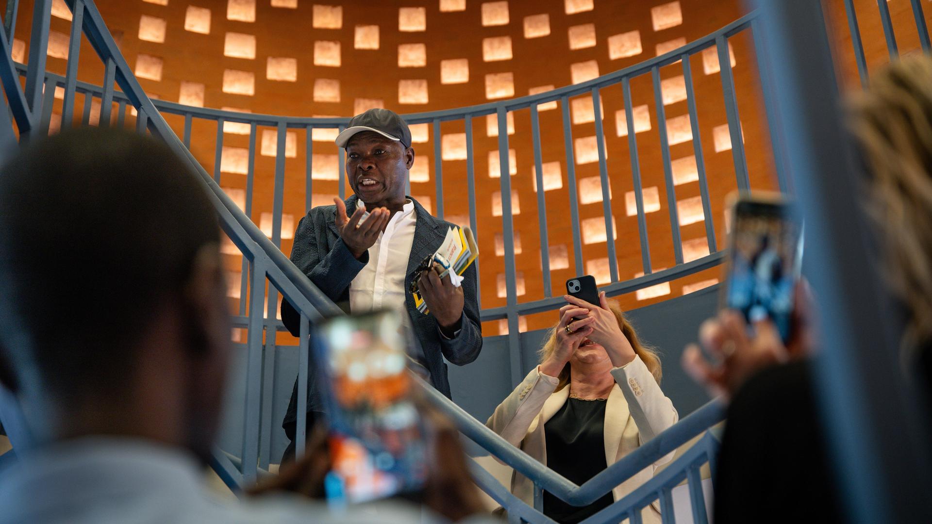 Der Architekt Diébédo Francis Kéré im Goethe-Institut im senegalesischen Dakar Der Architekt Diébédo Francis Kéré im Goethe-Institut im senegalesischen Dakar