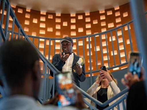 Der Architekt Diébédo Francis Kéré im Goethe-Institut im senegalesischen Dakar
