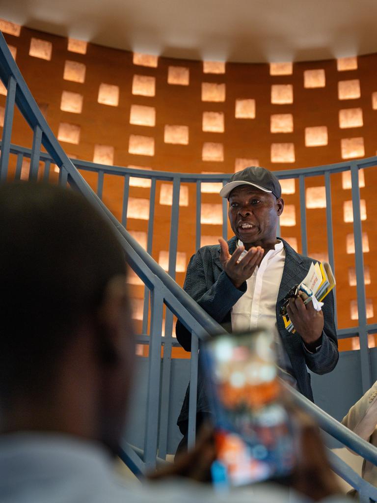 Der Architekt Diébédo Francis Kéré im Goethe-Institut im senegalesischen Dakar