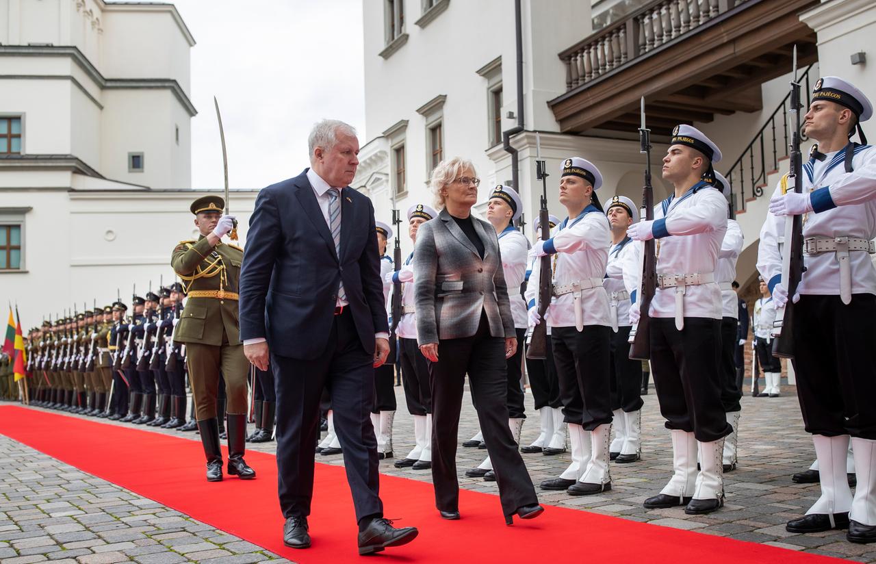 Der litauische Verteidigungsminister und die deutsche Verteidigungsministerin schreiten über einen roten Teppich, der von litauischen Soldaten in verschiedenen Uniformen gesäumt wird.