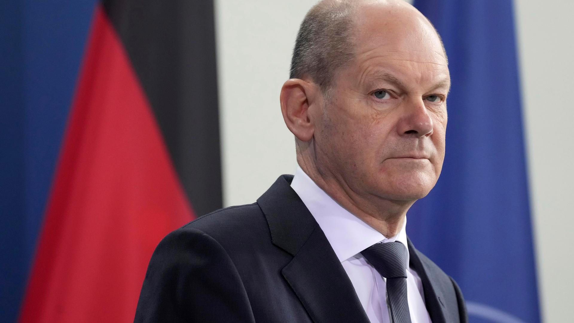 Bundeskanzler Olaf Scholz (SPD) gibt zu Beginn eines Treffens mit NATO-Generalsekretär Jens Stoltenberg im Bundeskanzleramt eine Erklärung ab. Bundeskanzler Olaf Scholz (SPD) gibt zu Beginn eines Treffens mit NATO-Generalsekretär Jens Stoltenberg im Bundeskanzleramt eine Erklärung ab.