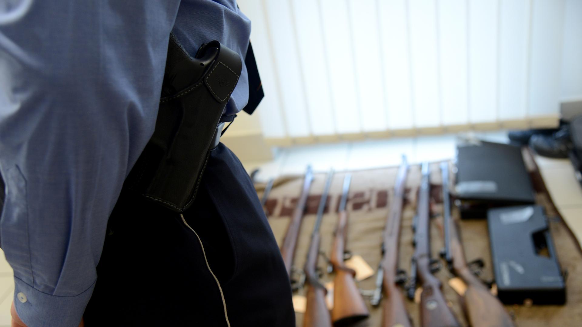Sichergesteller Sprengstoff und Waffen Sichergesteller Sprengstoff und Waffen