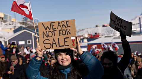Menschen nehmen an einem Marsch teil, der vor dem US-Konsulat unter dem Motto "Grönland gehört dem grönländischen Volk" endet. Auf einem Plakat steht geschrieben "We are not for sale!"