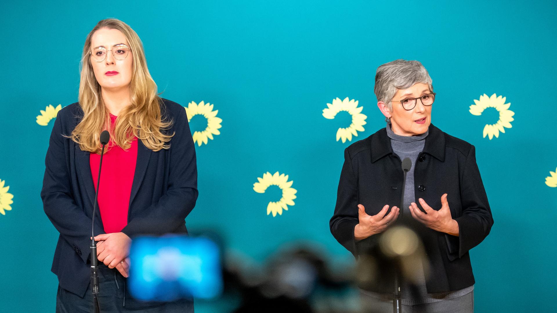 Britta Haßelmann, Bundestags Fraktionsvorsitzende von Bündnis 90/Die Grünen, spricht neben Katharina Dröge (l), Bundestags Fraktionsvorsitzende von Bündnis 90/Die Grünen, im Bundestag.