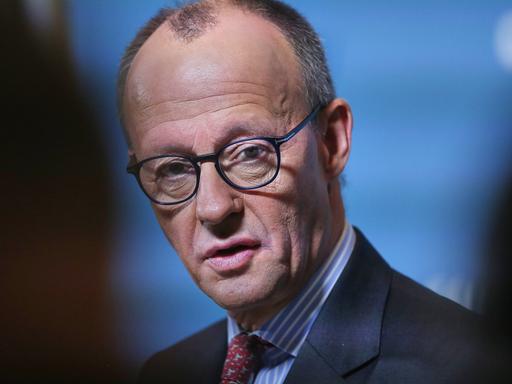 CDU-Chef und Kanzlerkandidat Friedrich Merz blickt in die Kamera.